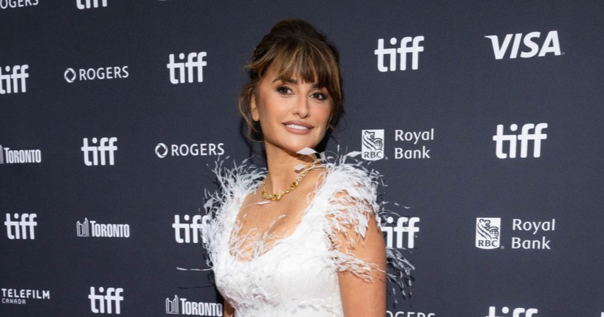 Penelope Cruz na festivalu u Torontu nosila upečatljivu bijelu haljinu s perjem