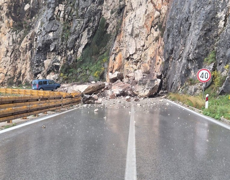FOTO Odron zatrpao cestu kod Makarske. Ceste prije 10 dana: Tu ne može biti odrona