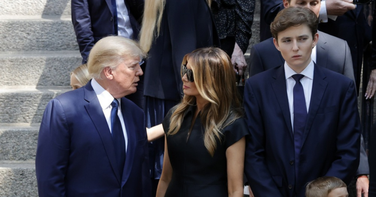 Barron Trump ima 18 godina i preko 2 metra. Kažu da je "pristojan i vezan za mamu"