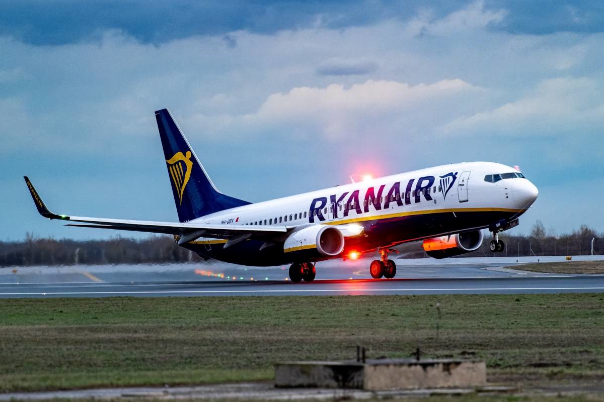 Kaos u avionu Ryanaira: Dvojica putnika počela jesti vlastite putovnice