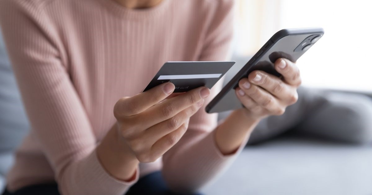 Mislila da se dopisuje sa sinom koji je u Irskoj. Prevarantu uplatila 500 eura