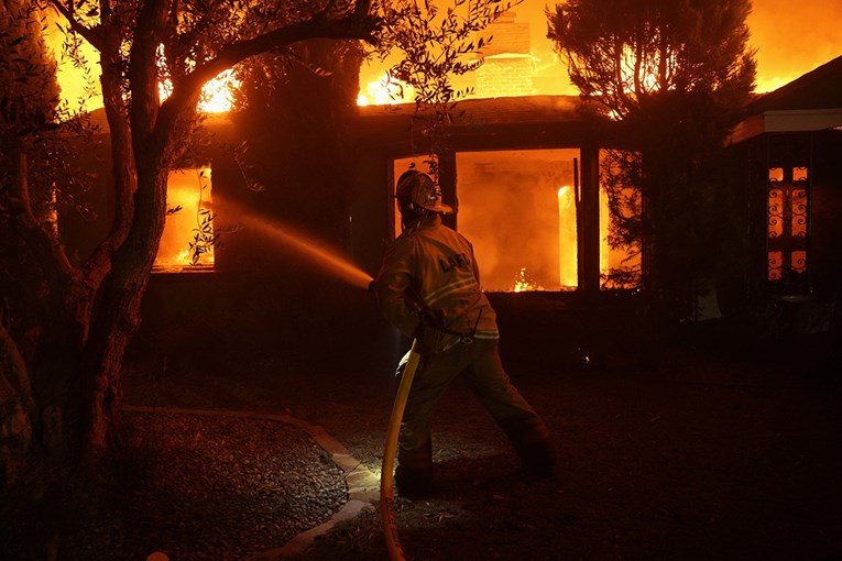 VIDEO I FOTO Pogledajte borbu s vatrom u Los Angelesu, gori i poznata škola