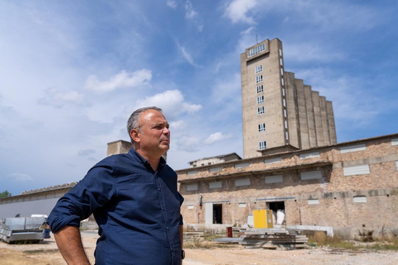 Vjekoslav Bušić ispred silosa u Gospiću