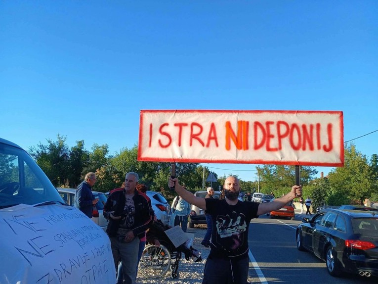 Istarski aktivisti neće više blokirati cestu zbog gospićkog otpada. "Idemo na sud"