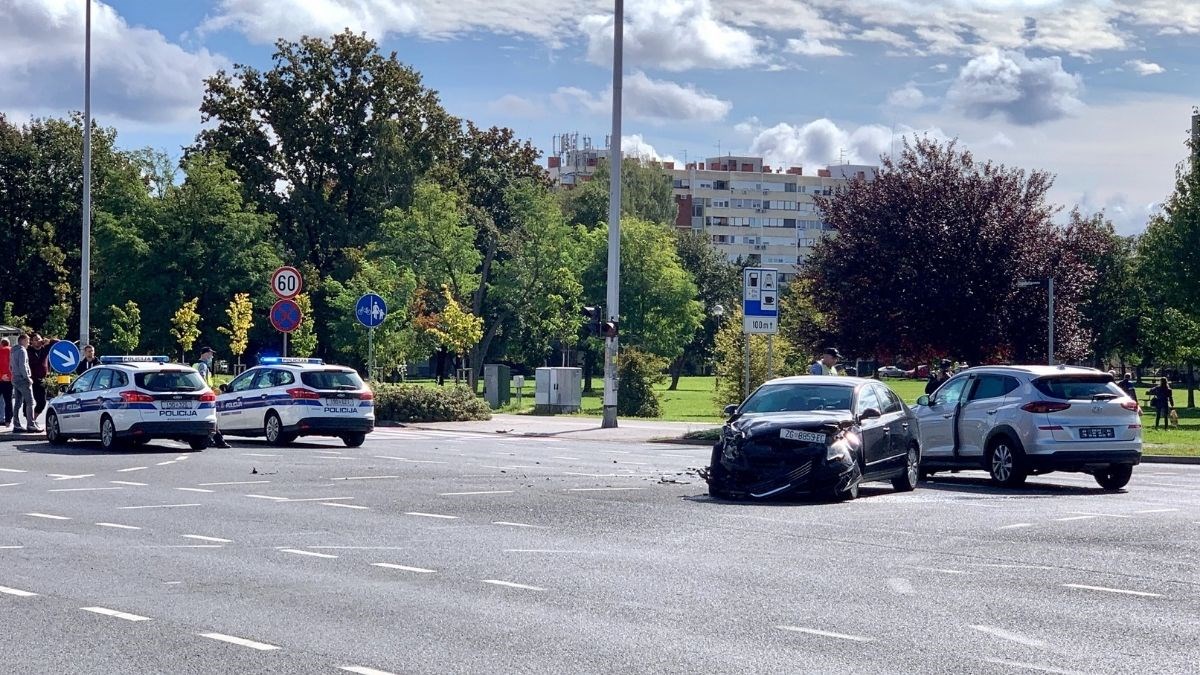 VIDEO Sudar dva automobila u Zagrebu, jedna osoba ozlijeđena. Napravila se kolona