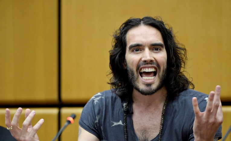 Hoće li Russell Brand završiti na sudu? Razmatra se podizanje optužnice za silovanje