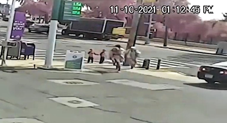 VIDEO Muškarac usred dana u New Yorku pokušao oteti curicu (3). Spasili je prolaznici