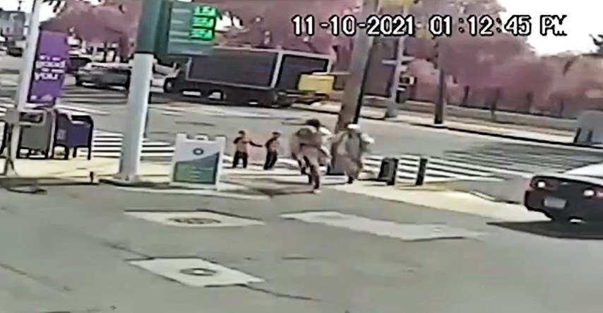 VIDEO Muškarac usred dana u New Yorku pokušao oteti curicu (3) koja je bila s bakom
