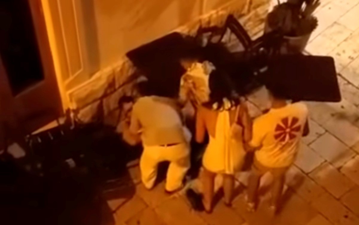VIDEO Potukli se turisti u Splitu, muškarca na podu cipelarili. Javila se policija