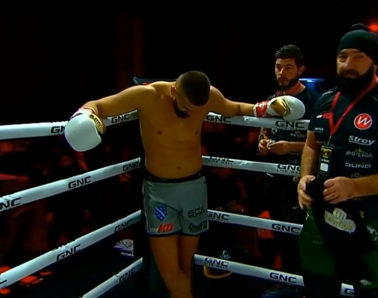 VIDEO Kickboksač iz BiH ušao u ring uz hit Jale i Bube. Jedva je ostao na nogama