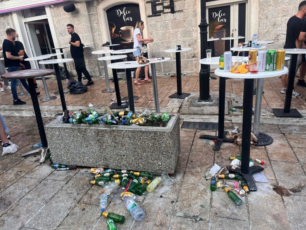 FOTO Centar Sinja pun je smeća nakon što su ljudi otišli prema Hipodromu