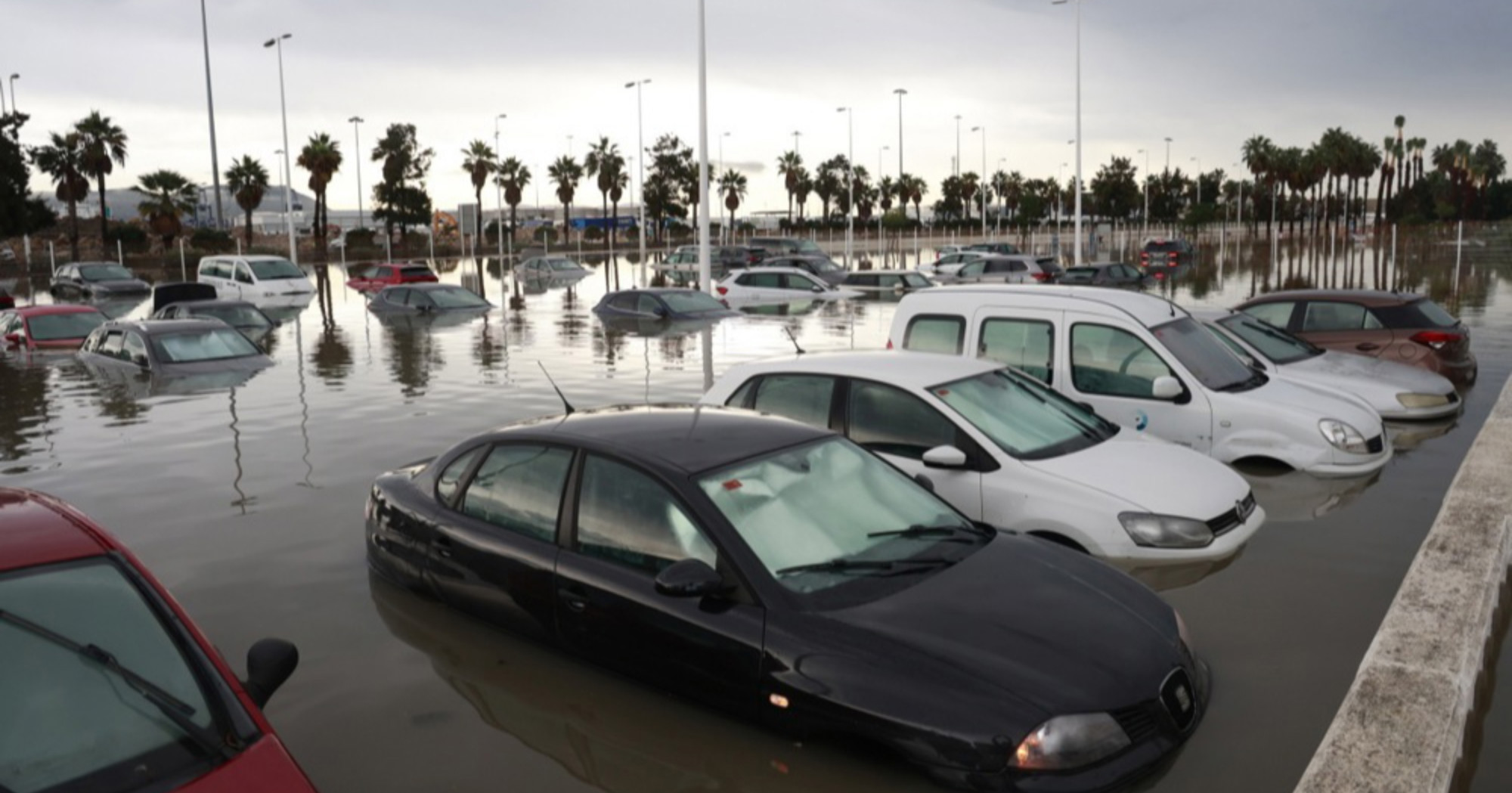 Katastrofalne poplave u Španjolskoj. Bujice nose automobile, dvoje mrtvih