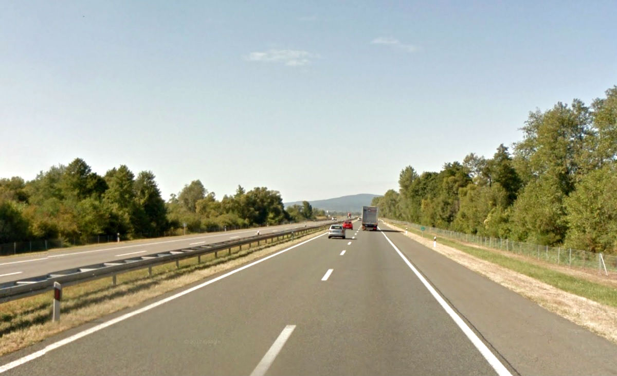 Kod Okučana auto sletio u kanal i završio na krovu, poginula Makedonka