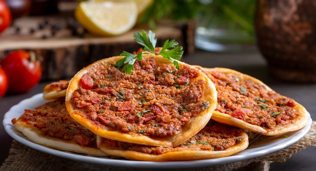 Znate li što je lahmacun? Neodoljivo podsjeća na pizzu, ali s par bitnih razlika