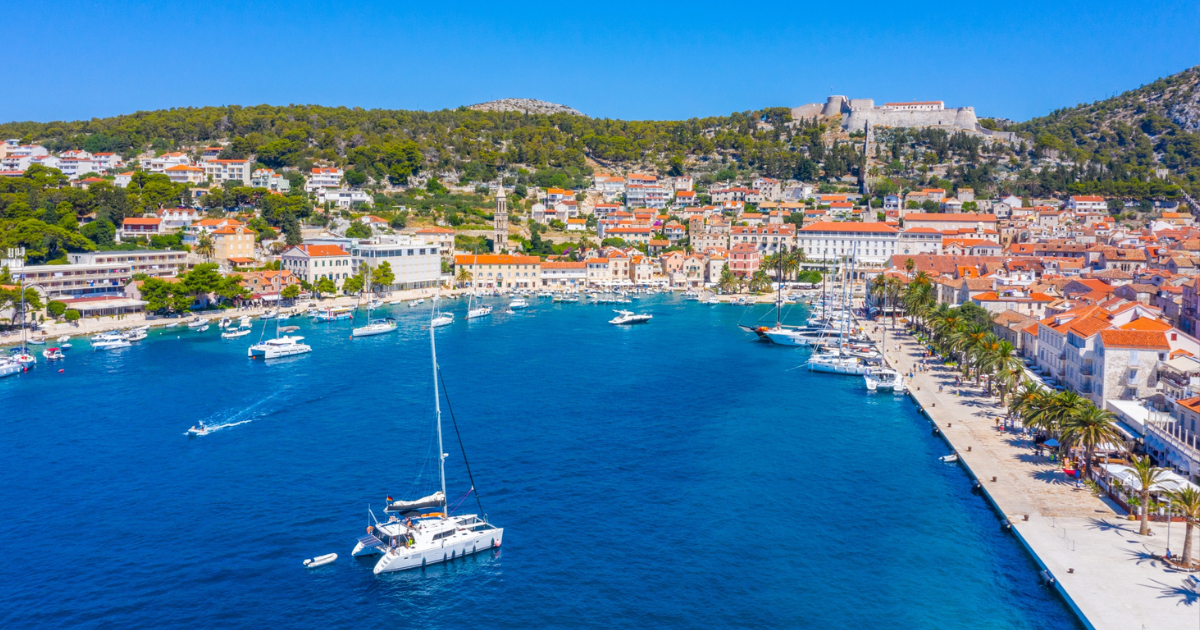 Daily Mail izdvojio hrvatski otok kao top destinaciju za 2024.: "Ima najčišće more"