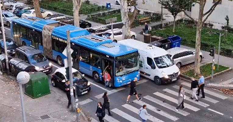 Okrznuli se ZET-ov bus i kombi, velika gužva u Ulici grada Mainza