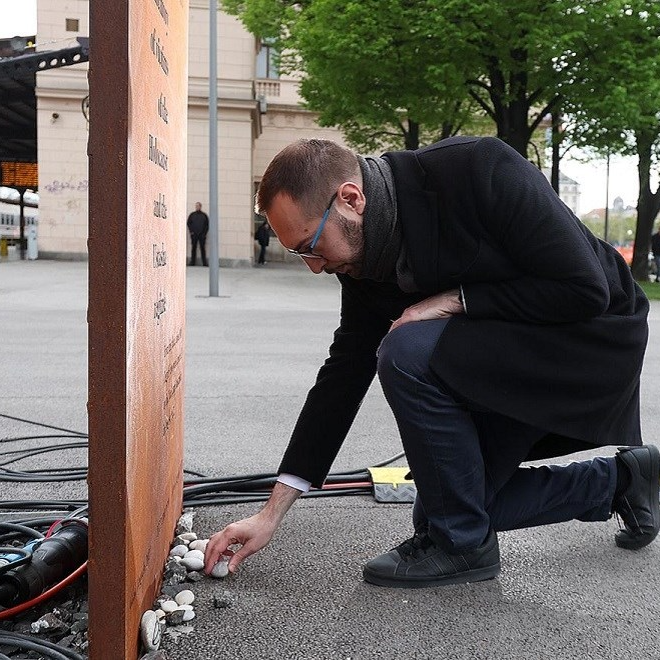 Tomašević položio kamenčić ispred spomen-ploče u čast žrtvama Holokausta