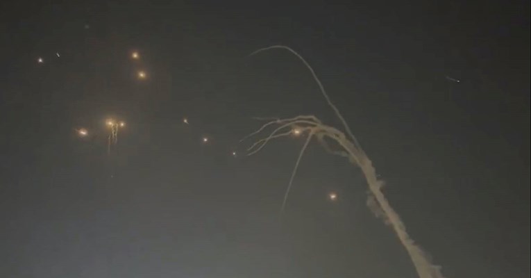 Pogledajte kako Izraelci ruše iranske rakete nad Tel Avivom. Jedna je ipak prošla
