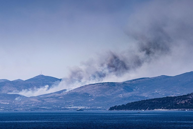 Požar kod Trogira je pod nadzorom vatrogasaca, kanader ostaje u Splitu