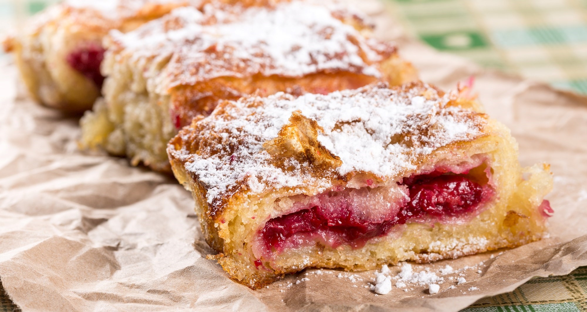 Švapska pita: Sočna savijača s višnjama, jogurtom i grizom