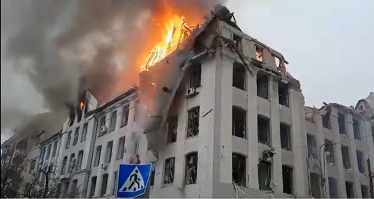 VIDEO Raketama pogođena glavna zgrada policije u Harkivu, gotovo potpuno je uništena