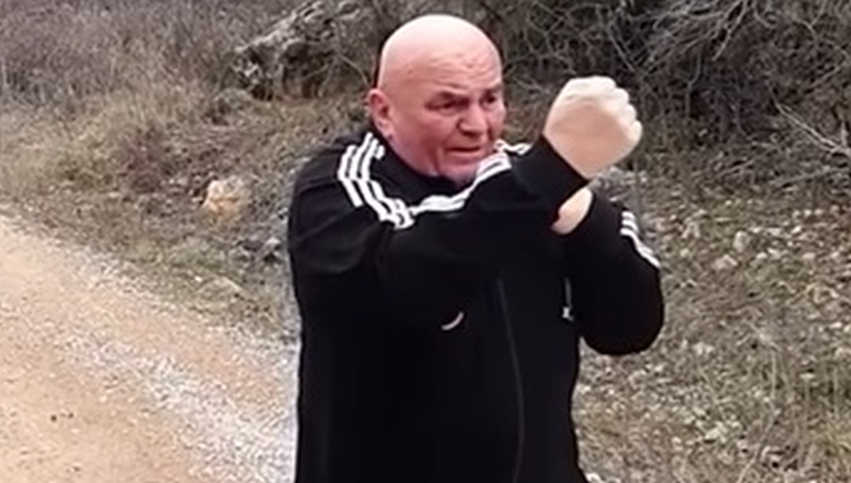 Oprosti za kung fu: Bandićev frend boksao sa zrakom na poljskom putu