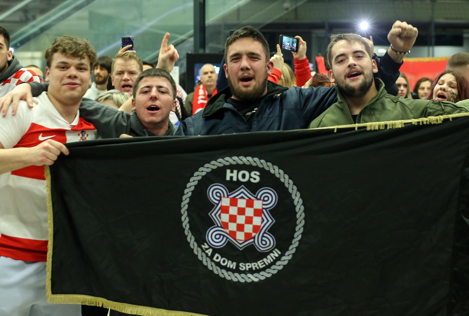 GALERIJA Prekriženi Tomašević i zastave HOS-a. Ovako je izgledao doček na Tuđmanu