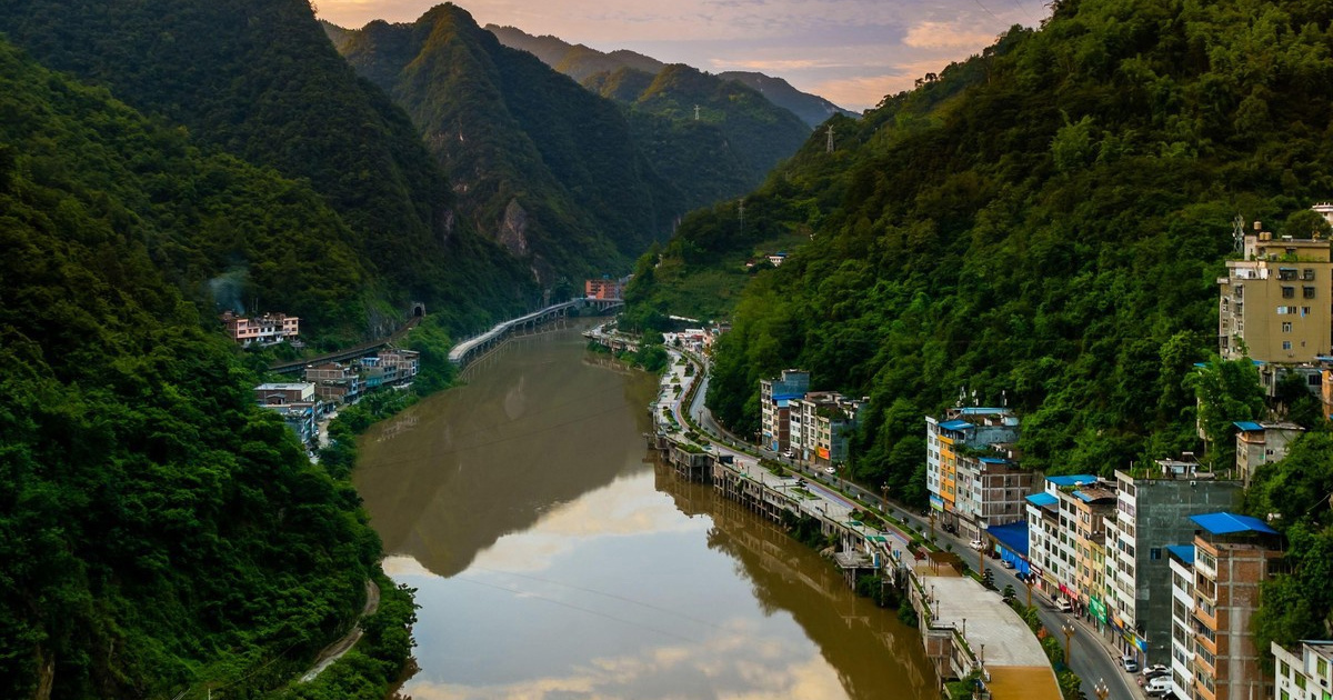 Yanjin je jedan od najužih gradova na svijetu, na nekim mjestima širok je samo 30 m