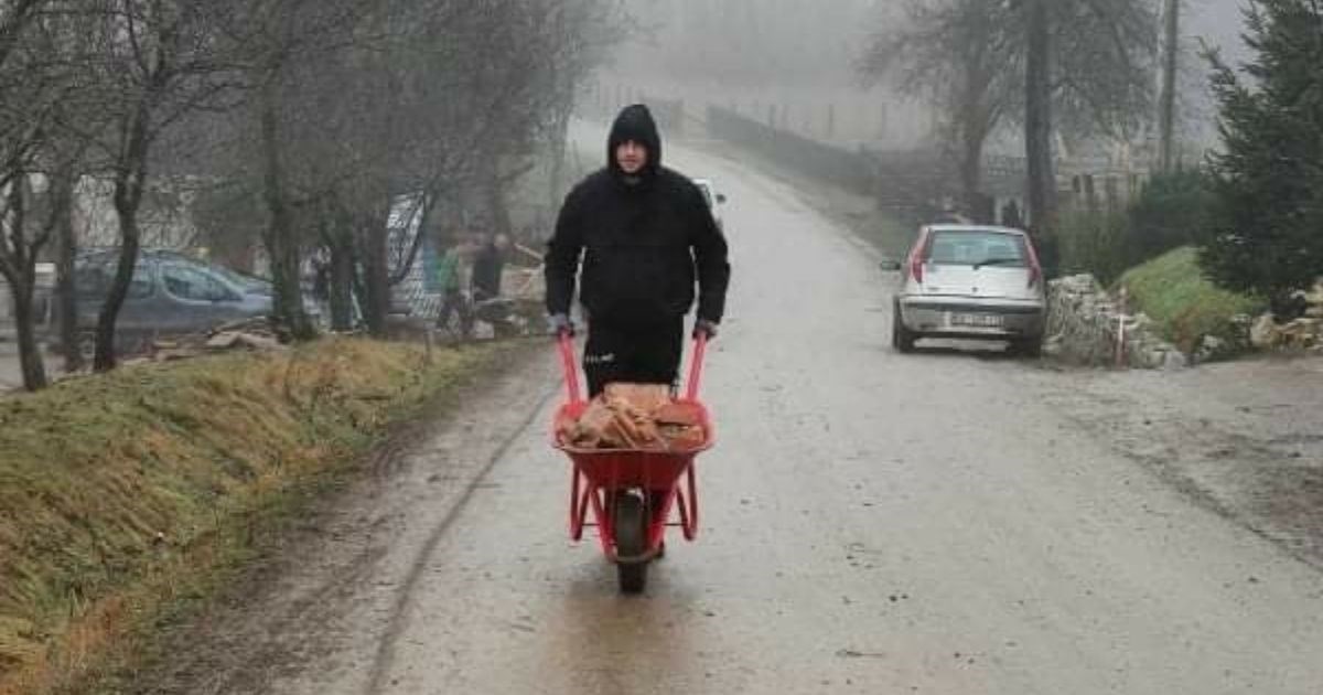 Ikonu Istre 1961 snimili kako razvozi crijep po Banovini: Tu sam s dečkima s tribine