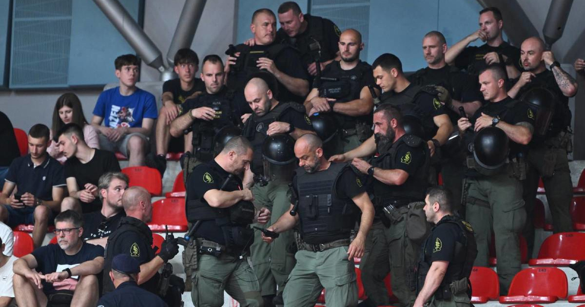 FOTO Neredi navijača kratko prekinuli finale Cibone i Zadra. Intervenirali specijalci