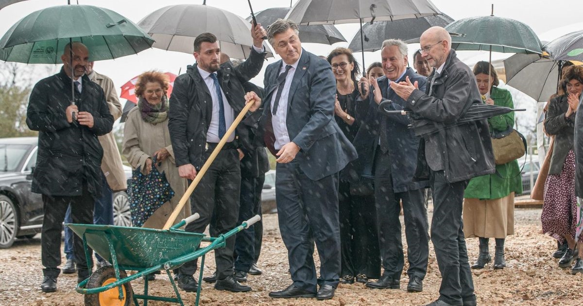 Plenković na kiši i s lopatom u ruci je sve što trebate vidjeti danas