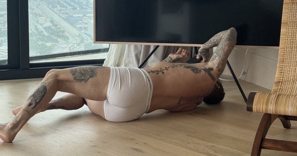 "Božićni poklon za svijet": Victoria Beckham objavila sliku Davida kako popravlja TV