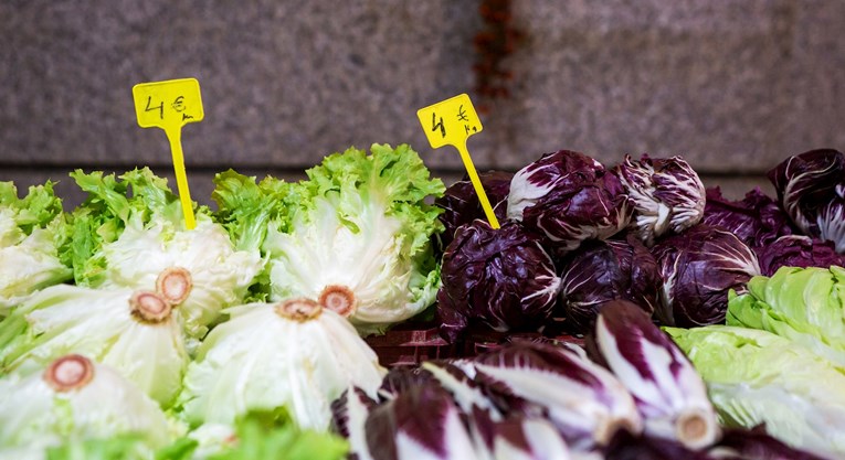 Što napraviti da zelena salata postane hrskava, ali i da se očisti bez muke?