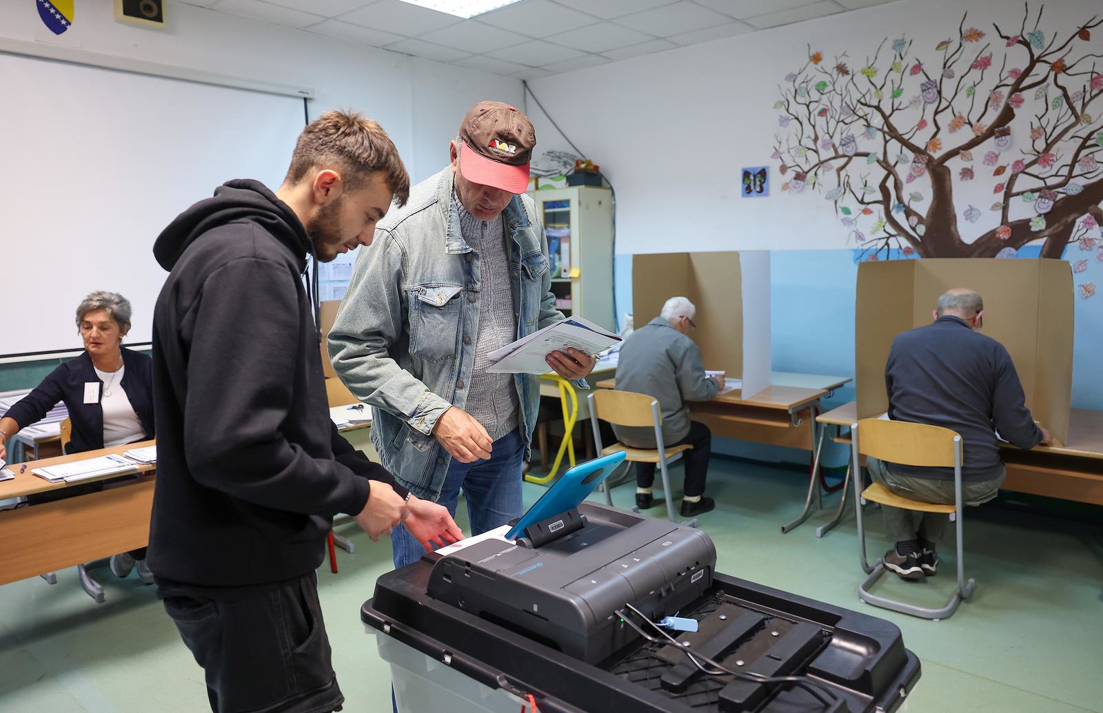 Neka biračka mjesta u BiH otvorena uz kašnjenje. U upotrebi nova tehnologija