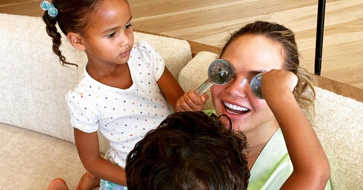 Chrissy Teigen podijelila internet fotkom s djecom, pišu joj da nije primjerena