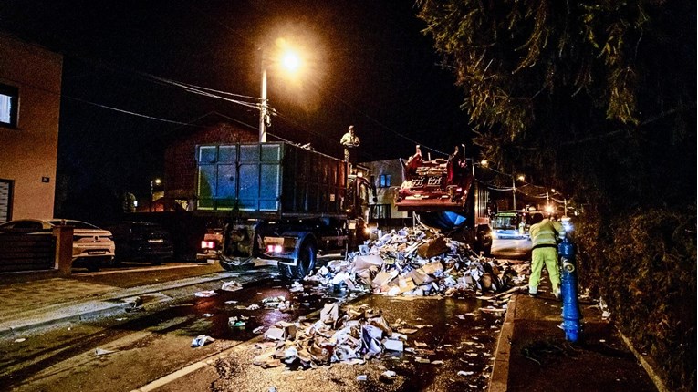 VIDEO Zapalilo se smeće u kamionu u Zagrebu. Morali ga izbaciti van