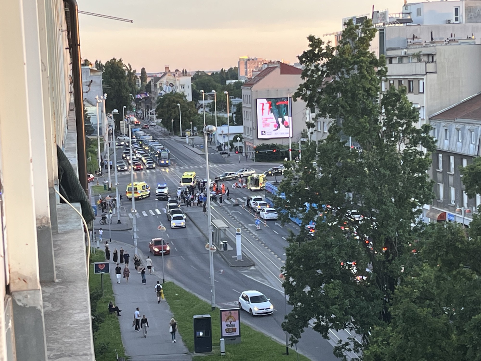 Velika prometna nesreća kod Vjesnika: Stigle tri hitne, policija