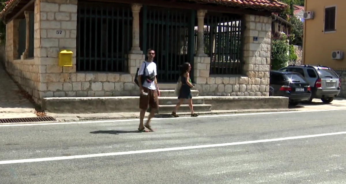 Netko je na magistrali kod Dubrovnika nacrtao zebru. Hrvatske ceste ju izbrisale
