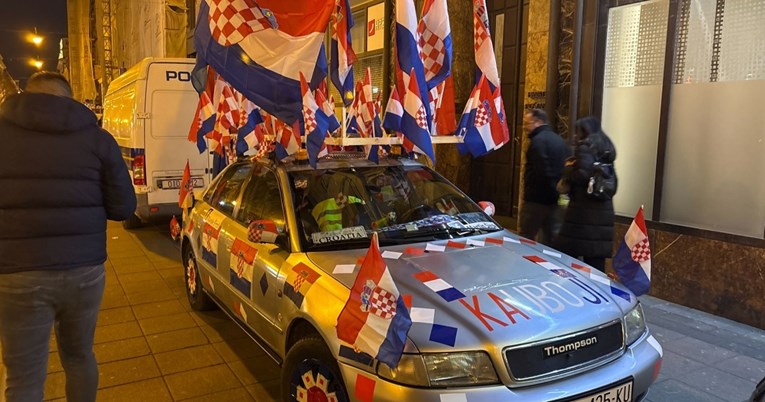 FOTO Međimurac na doček rukometaša dovezao auto sa 60 hrvatskih zastava