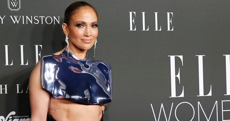 J.Lo prošetala crvenim tepihom u odvažnom izdanju, skoro je pokazala previše