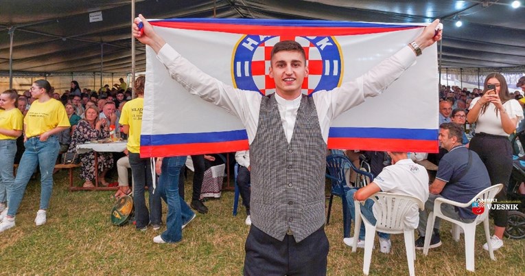 Mladi svećenik iz BiH veliki je navijač Hajduka. Razvio je zastavu pred Villarreal