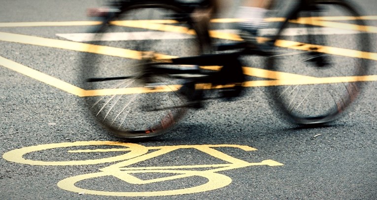 Njemačka policija uhitila biciklista, po gipsu je imao iscrtane kukaste križeve