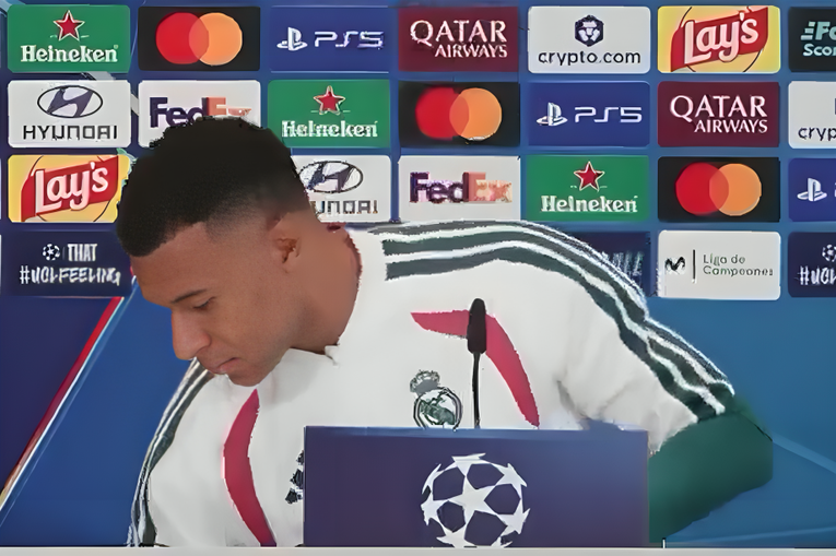 Mbappe maknuo bočicu sa stola usred presice. Podsjetio je na potez Cristiana Ronalda