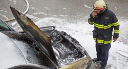 Noćas u Cresu zapaljeni auti dvojice policajaca