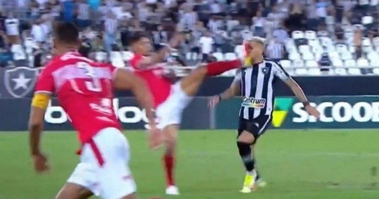 VIDEO U Brazilu igrač u punom sprintu udario suparnika nogom u glavu