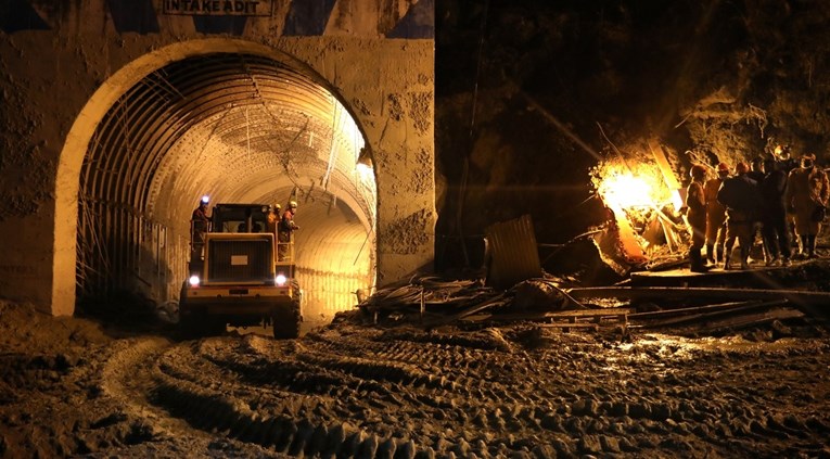 Iz zatrpanog tunela na sjeveru Indije izvučeno devet tijela