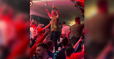 VIDEO Hrvatski nogometni sudac i političar na stolu vodi navijanje u Hamburgu