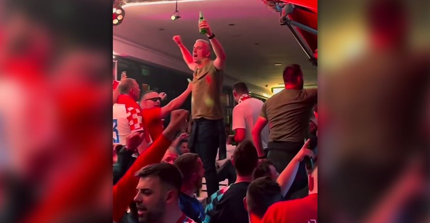 VIDEO Hrvatski nogometni sudac i političar na stolu vodi navijanje u Hamburgu