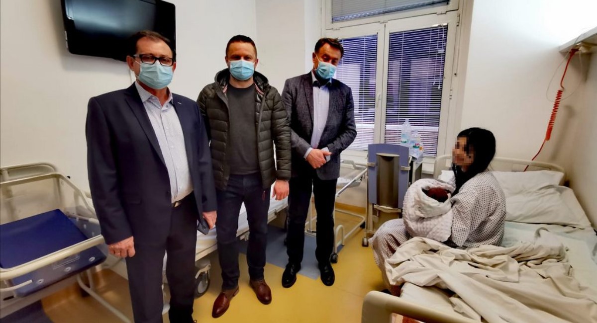 Župan Žinić i šef Stožera se naslikavaju po rodilištu. Očevi ne smiju doći u posjet