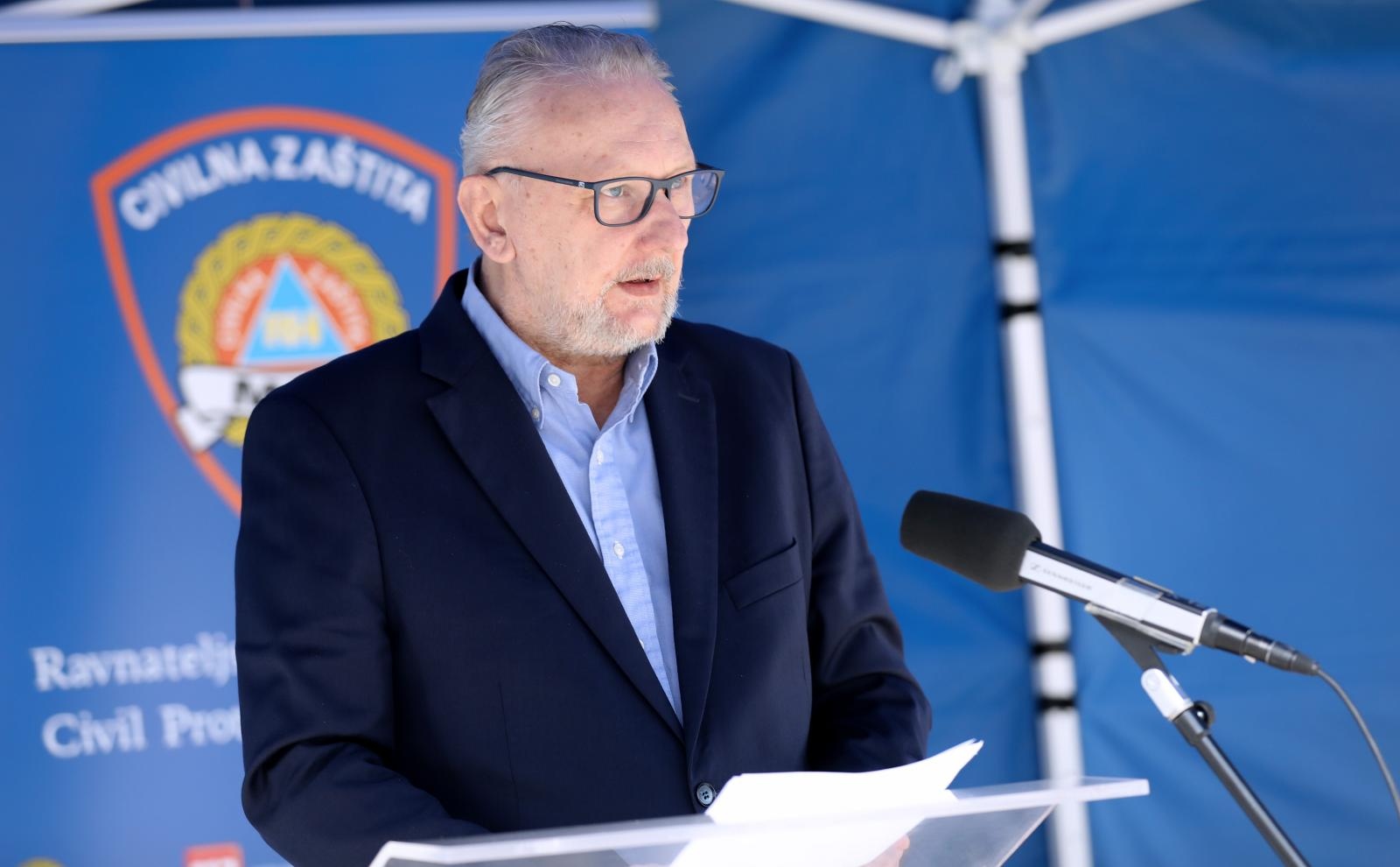 Božinović objasnio smiju li outleti raditi već od ponedjeljka: "Treba čitati uredbu"